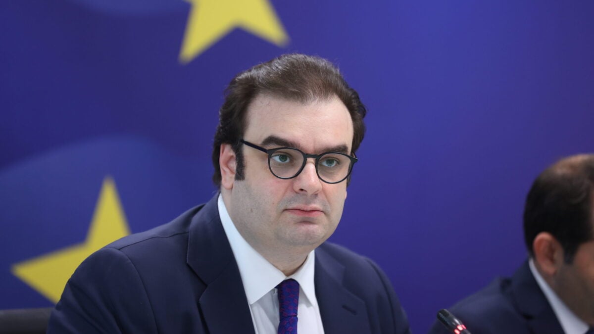 Κυριάκος Πιερρακάκης: «Είμαστε δίπλα σε εκπαιδευτικούς, γιατρούς και νοσηλευτές που εργάζονται μακριά από τα σπίτια τους» 1 Κυριάκος Πιερρακάκης: «Είμαστε δίπλα σε εκπαιδευτικούς, γιατρούς και νοσηλευτές που εργάζονται μακριά από τα σπίτια τους»