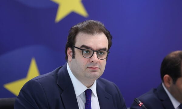 Κυριάκος Πιερρακάκης: «Είμαστε δίπλα σε εκπαιδευτικούς, γιατρούς και νοσηλευτές που εργάζονται μακριά από τα σπίτια τους»