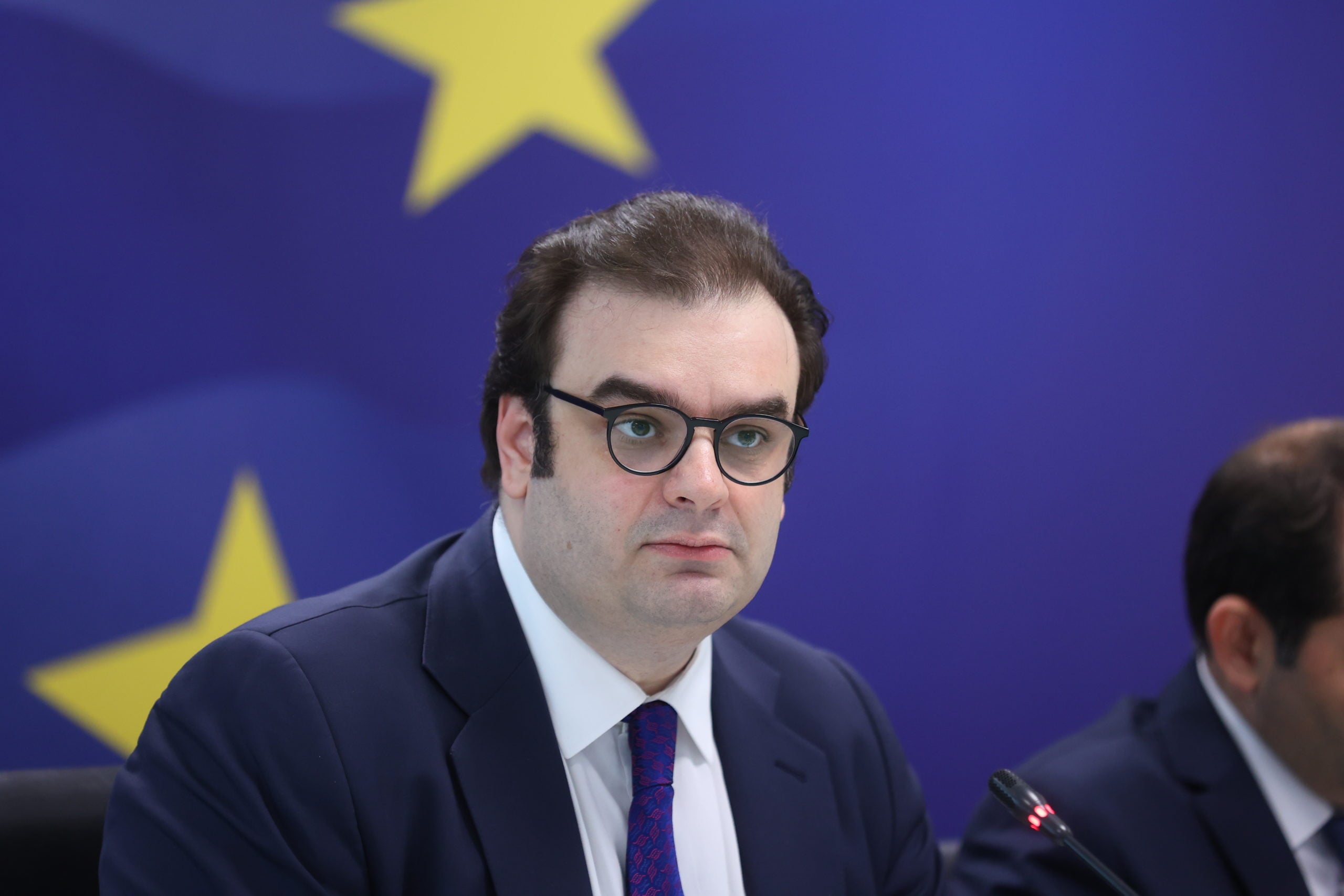 Κυριάκος Πιερρακάκης: «Είμαστε δίπλα σε εκπαιδευτικούς, γιατρούς και νοσηλευτές που εργάζονται μακριά από τα σπίτια τους»