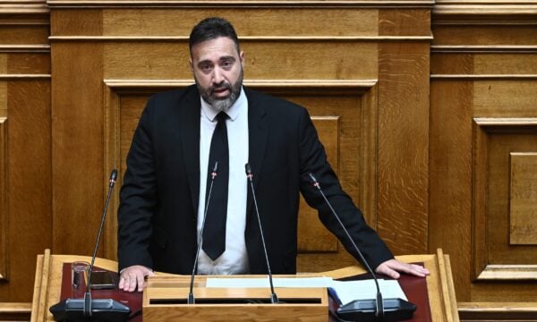 Ένταση στη Βουλή: Ο Γιώργος Μανούσος δήλωσε ότι εκπροσωπεί το κόμμα που στηρίζει ο Κασιδιάρης – Σφοδρές αντιδράσεις από Καζαμία και Κατσώτη