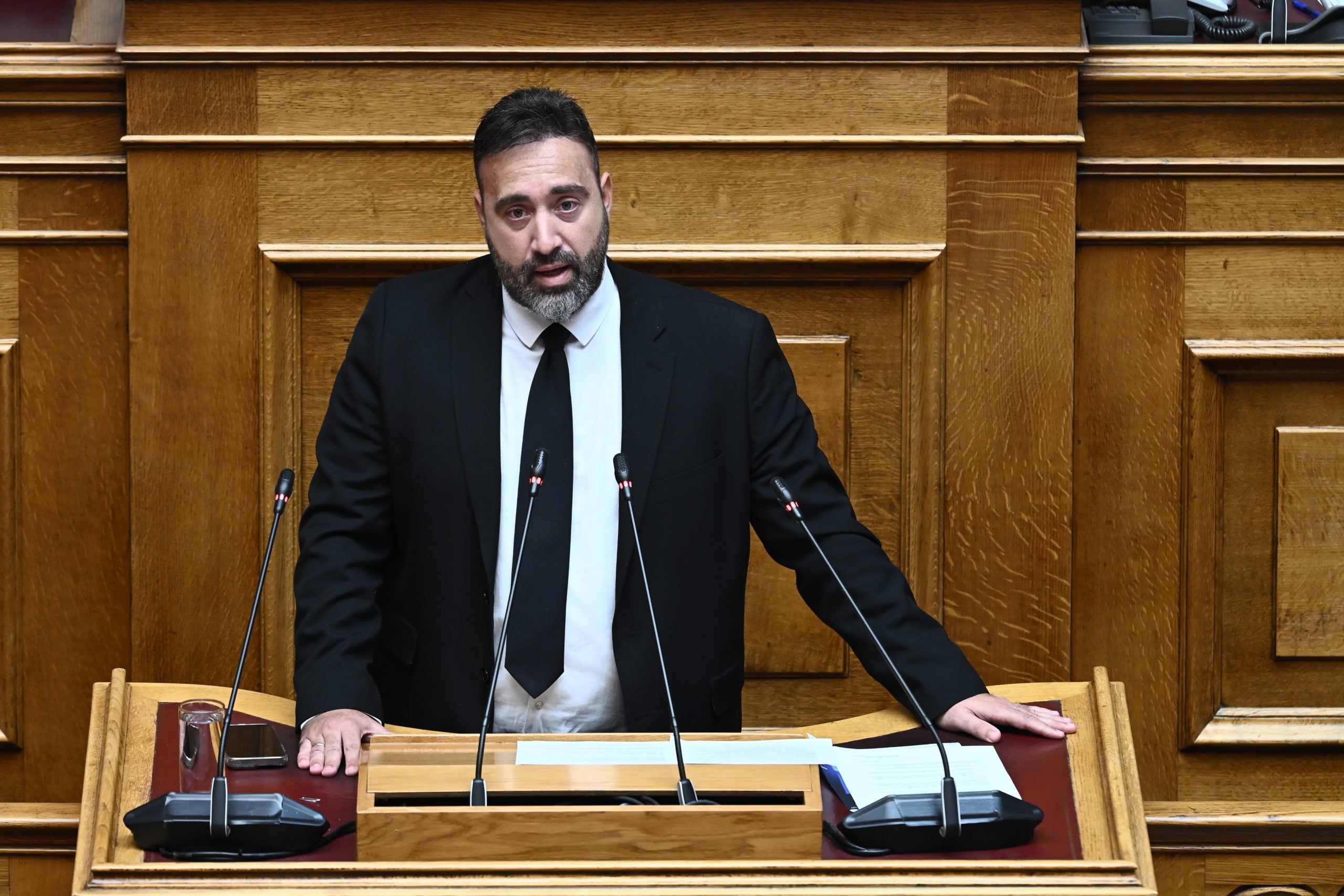Ένταση στη Βουλή: Ο Γιώργος Μανούσος δήλωσε ότι εκπροσωπεί το κόμμα που στηρίζει ο Κασιδιάρης – Σφοδρές αντιδράσεις από Καζαμία και Κατσώτη