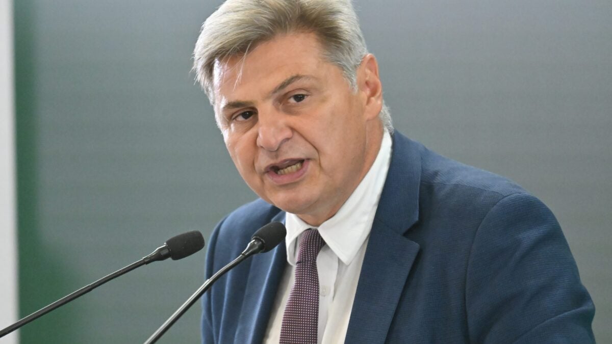Φαραντούρης για Σδούκου: «Απάντησα πολιτικά και μόνο – Ουδέποτε προσέδωσα οποιαδήποτε άλλη χροιά, όπως υπαινίσσεται η ίδια» 1 Φαραντούρης για Σδούκου: «Απάντησα πολιτικά και μόνο – Ουδέποτε προσέδωσα οποιαδήποτε άλλη χροιά, όπως υπαινίσσεται η ίδια»