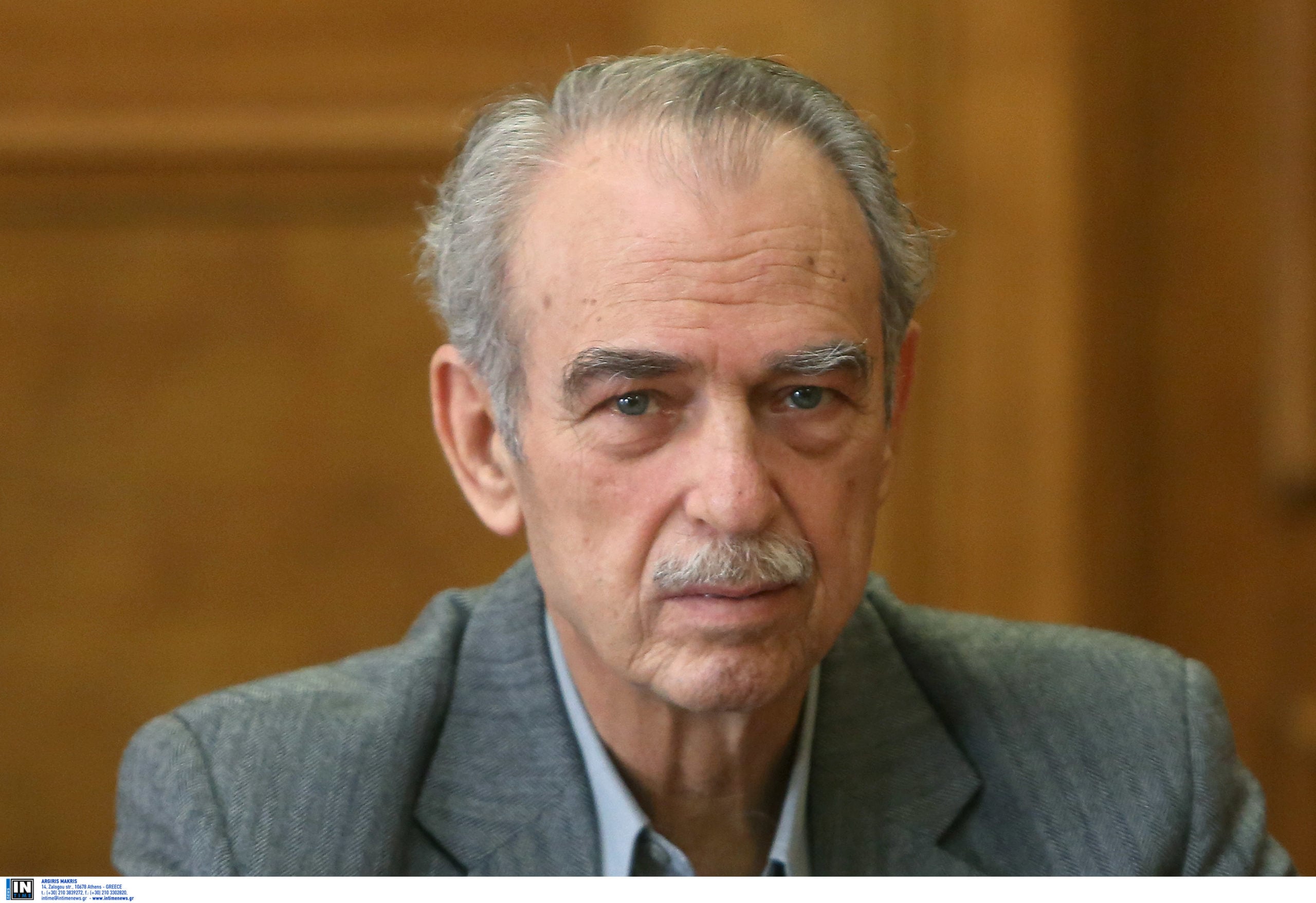 Ο Δημήτρης Κουτσούμπας στη Βουλή με κόκκινο γαρύφαλλο για να τιμήσει τον Σπύρο Χαλβατζή 14 ΣΠΥΡΟΣ ΧΑΛΒΑΤΖΗΣ