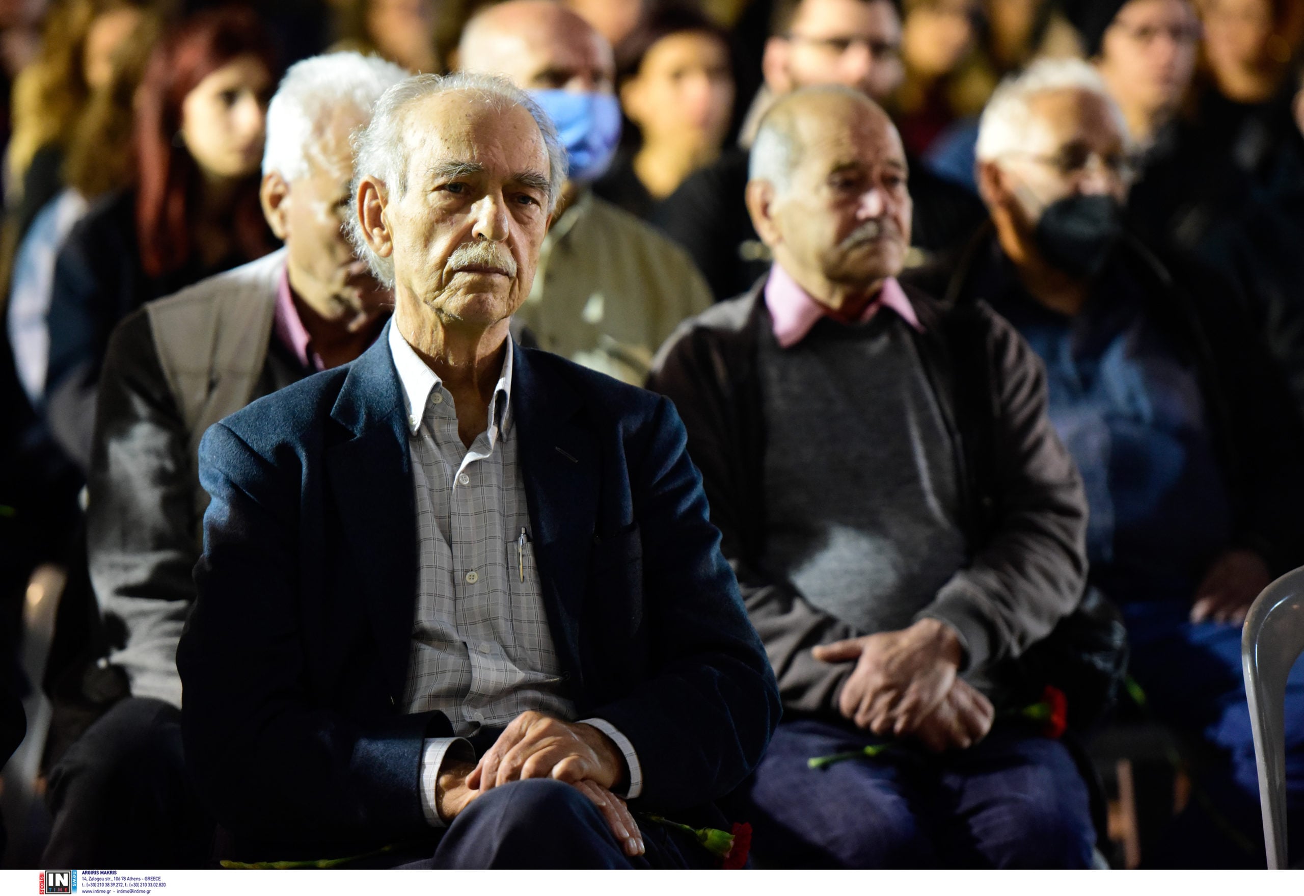 Ο Δημήτρης Κουτσούμπας στη Βουλή με κόκκινο γαρύφαλλο για να τιμήσει τον Σπύρο Χαλβατζή 15 ΣΠΥΡΟΣ ΧΑΛΒΑΤΖΗΣ
