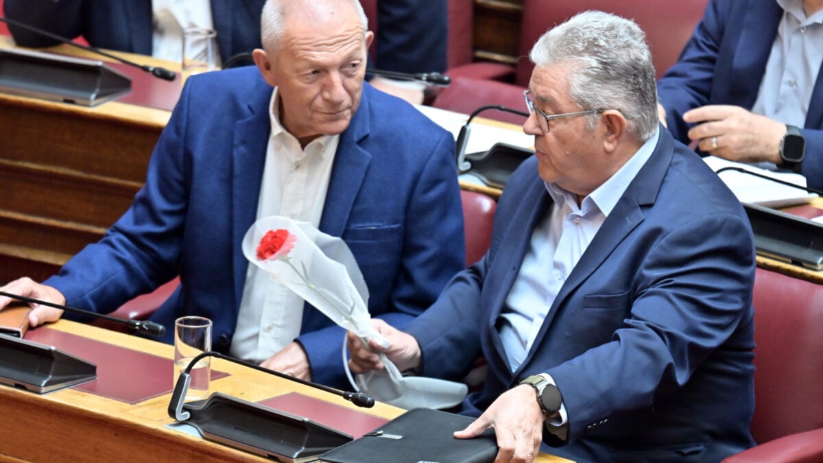 Ο Δημήτρης Κουτσούμπας στη Βουλή με κόκκινο γαρύφαλλο για να τιμήσει τον Σπύρο Χαλβατζή 6 Ο Δημήτρης Κουτσούμπας στη Βουλή με κόκκινο γαρύφαλλο για να τιμήσει τον Σπύρο Χαλβατζή
