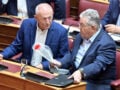 Ο Δημήτρης Κουτσούμπας στη Βουλή με κόκκινο γαρύφαλλο για να τιμήσει τον Σπύρο Χαλβατζή