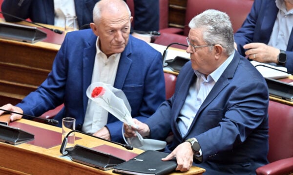 Ο Δημήτρης Κουτσούμπας στη Βουλή με κόκκινο γαρύφαλλο για να τιμήσει τον Σπύρο Χαλβατζή