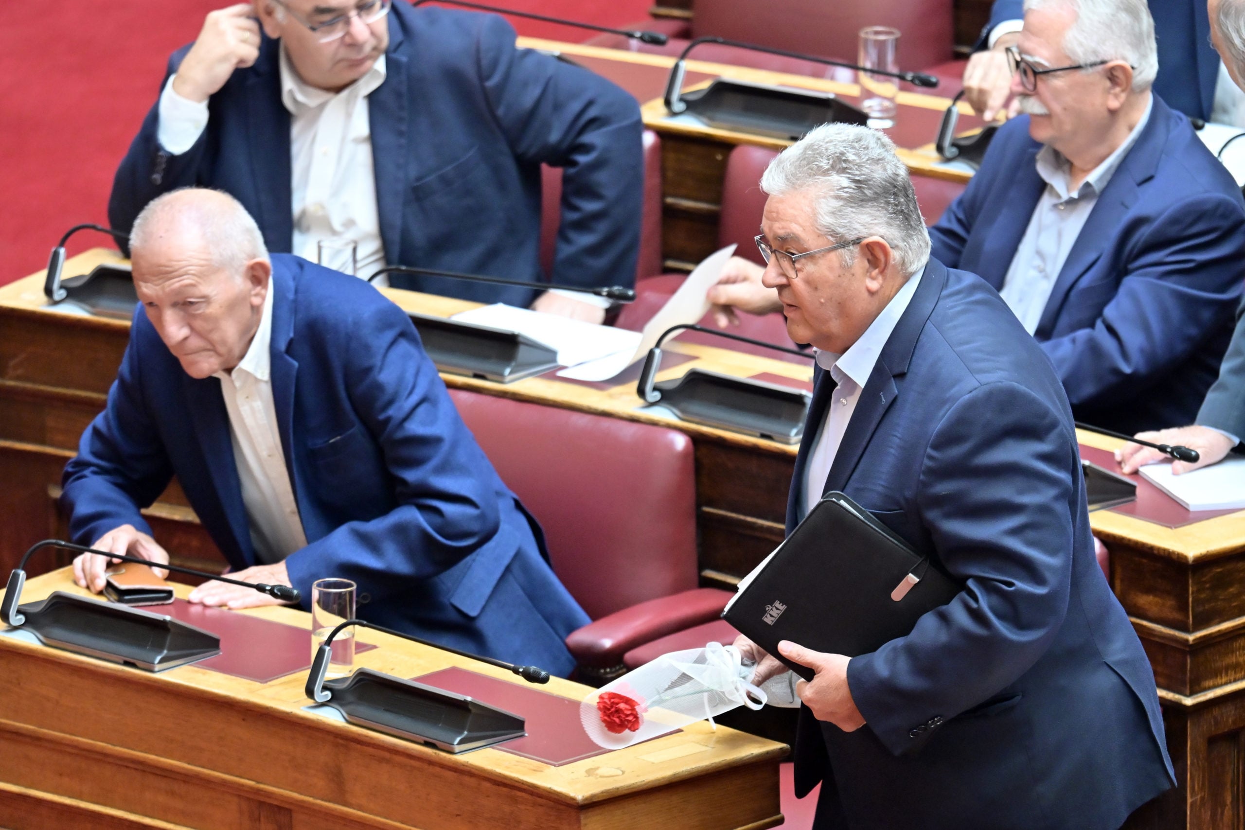 Ο Δημήτρης Κουτσούμπας στη Βουλή με κόκκινο γαρύφαλλο για να τιμήσει τον Σπύρο Χαλβατζή 12 ΚΟΥΤΣΟΥΜΠΑΣ - ΠΑΦΙΛΗΣ