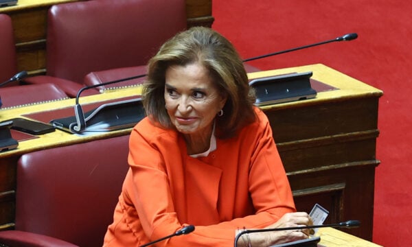 Ντόρα Μπακογιάννη: «Βλέπω αλαζονεία σε υπουργούς του Μητσοτάκη και θα έλεγα να ξεκαβαλικέψουν»