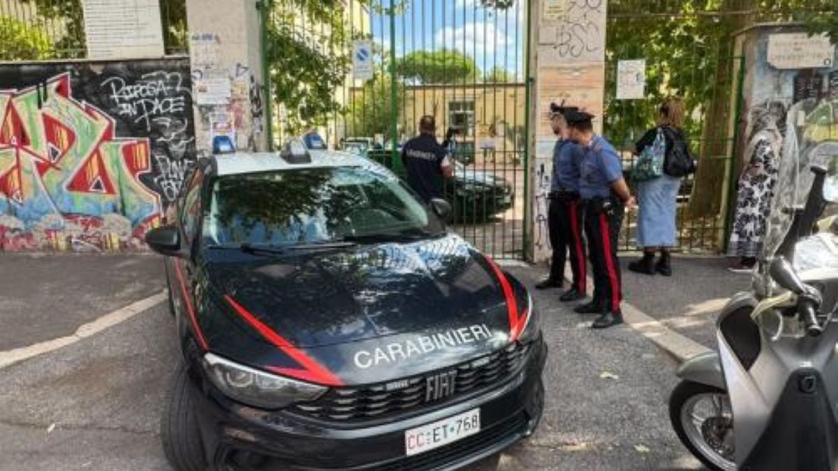 Ρώμη: 13χρονος μαθητής μαχαίρωσε καθηγήτριά του σε σχολείο και την είχε ψεκάσει με σπρέι πιπεριού 2 Ρώμη: 13χρονος μαθητής μαχαίρωσε καθηγήτριά του σε σχολείο και την είχε ψεκάσει με σπρέι πιπεριού