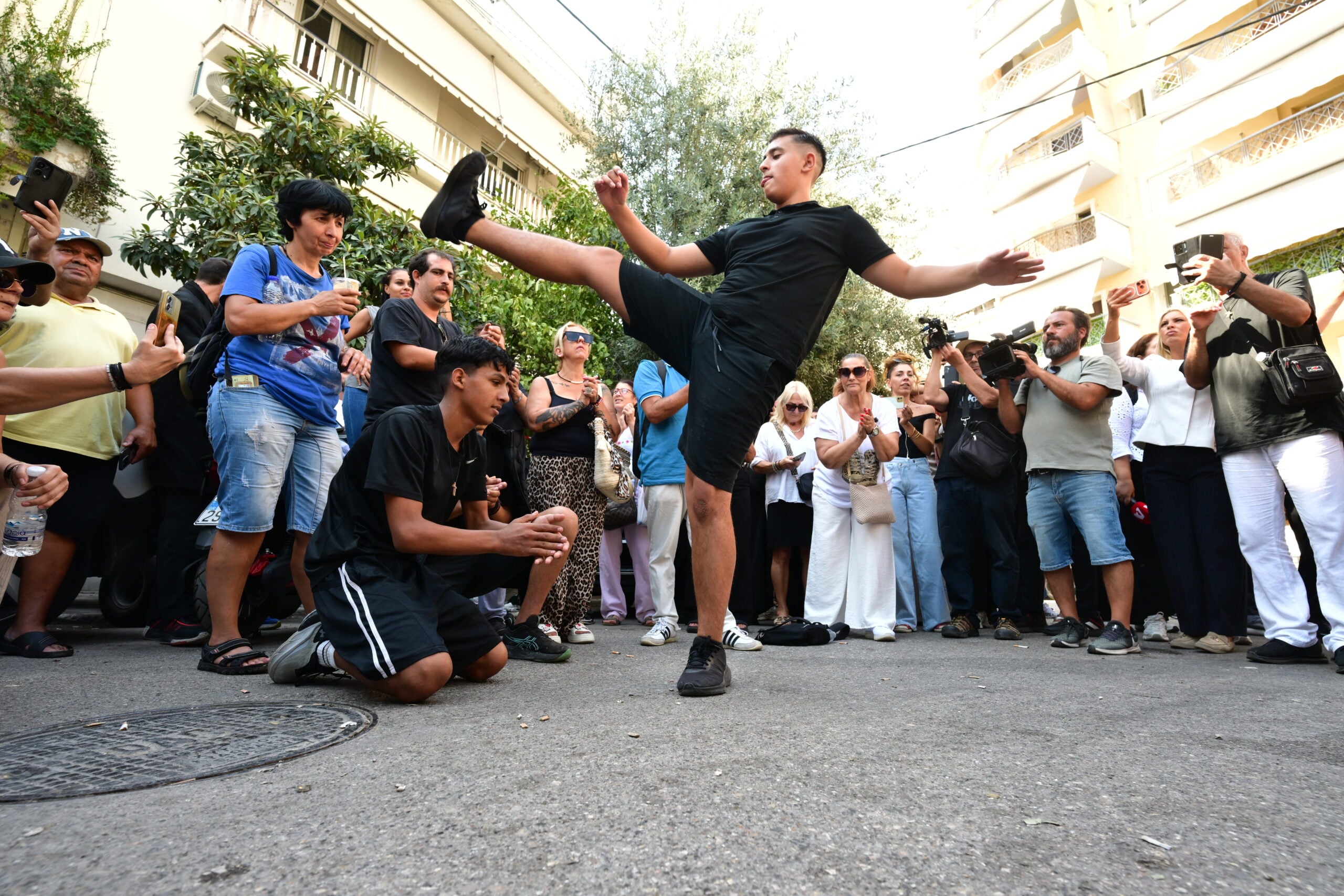 Γιώργος Μαζωνάκης: Το τελευταίο χειροκρότημα στο παιδί της νύχτας που έφυγε νωρίς 28 Στην Αγία Τριάδα της Νίκαιας η εξόδιος ακολουθία του Γιώργου Μαζωνάκη, που απεβίωσε στις 9 Σεπτεμβρίου σε ηλικία 54 ετών, έπειτα από ανακοπή καρδιάς Δευτέρα 14 Σεπτεμβρίου 2026.(ΤΑΤΙΑΝΑ ΜΠΟΛΑΡΗ/EUROKINISSI)