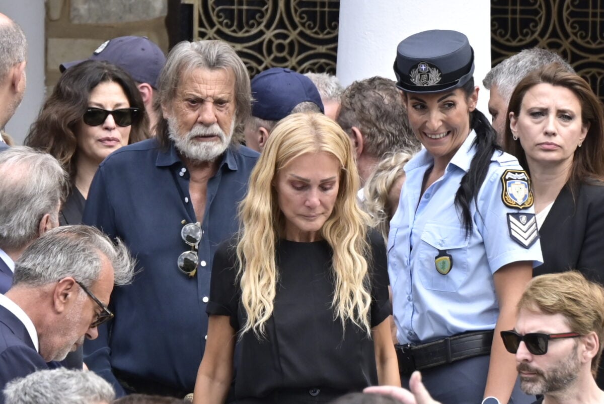 Γιώργος Μαζωνάκης: Το τελευταίο χειροκρότημα στο παιδί της νύχτας που έφυγε νωρίς 22 Κηδεία Γιώργου Μαζωνάκη