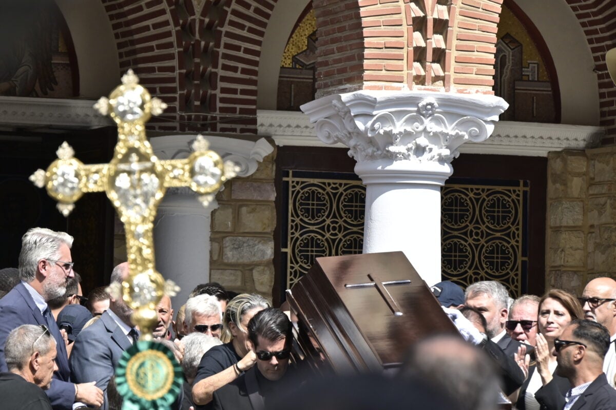 Γιώργος Μαζωνάκης: Τελευταίο χειροκρότημα από χιλιάδες κόσμου στη Νίκαια 12 Γιώργος Μαζωνάκης: Τελευταίο χειροκρότημα από χιλιάδες κόσμου στη Νίκαια