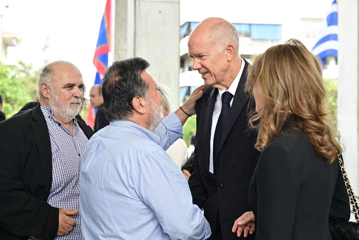 Μαργαρίτα Παπανδρέου: Το τελευταίο αντίο στο Α’ Νεκροταφείο – Τα παιδιά, τα εγγόνια της και πλήθος πολιτικών στην κηδεία 13 Γιώργος Παπανδρέου