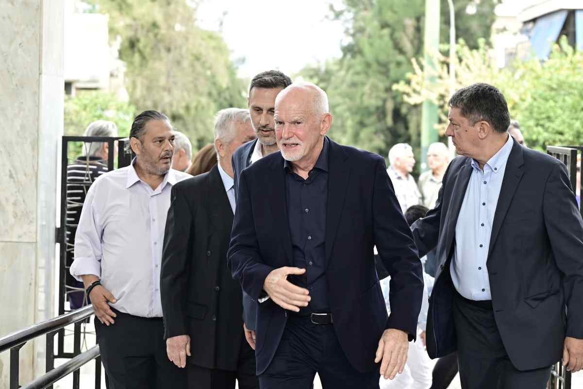 Μαργαρίτα Παπανδρέου: Το τελευταίο αντίο στο Α’ Νεκροταφείο – Τα παιδιά, τα εγγόνια της και πλήθος πολιτικών στην κηδεία 12 Γιώργος Παπανδρέου