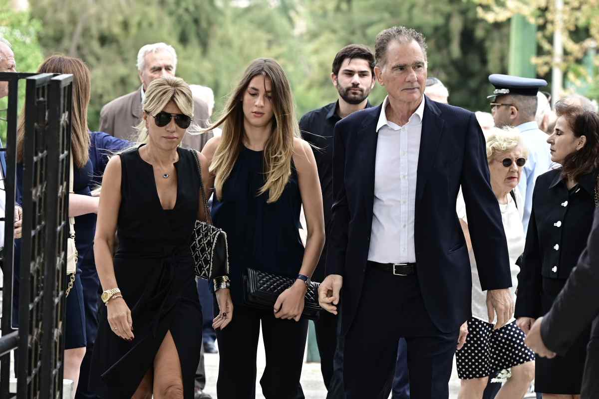 Μαργαρίτα Παπανδρέου: Το τελευταίο αντίο στο Α’ Νεκροταφείο – Τα παιδιά, τα εγγόνια της και πλήθος πολιτικών στην κηδεία 11 O Νίκος Παπανδρέου με την σύζυγο του Αλεξία Κληρονόμου και την κόρη τους Φαίδρα
