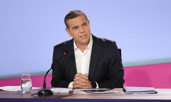 Αλέξης Τσίπρας: Απάντησε στον Κυριάκο Μητσοτάκη με τραγούδι – «Μου ’φαγες όλα τα δαχτυλίδια»