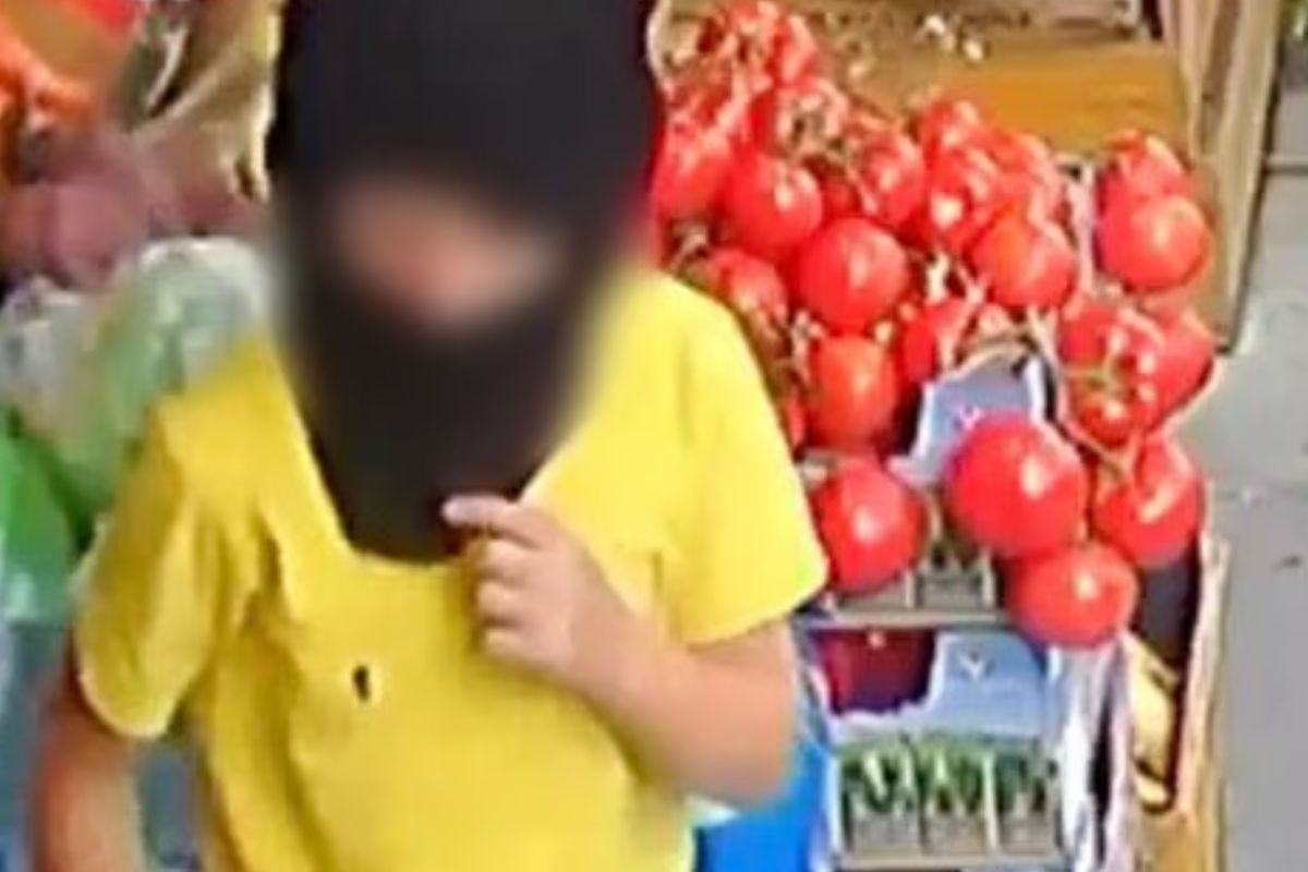Βρετανία: Κλέφτες 5 ετών στέλνουν τα παιδιά τους με καλυμμένα πρόσωπα για να αρπάξουν προϊόντα από ψιλικατζίδικο – ΒΙΝΤΕΟ 10 Βρετανία: Κλέφτες 5 ετών στέλνουν τα παιδιά τους με καλυμμένα πρόσωπα για να αρπάξουν προϊόντα από ψιλικατζίδικο – ΒΙΝΤΕΟ