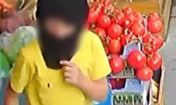Βρετανία: Κλέφτες 5 ετών στέλνουν τα παιδιά τους με καλυμμένα πρόσωπα για να αρπάξουν προϊόντα από ψιλικατζίδικο – ΒΙΝΤΕΟ