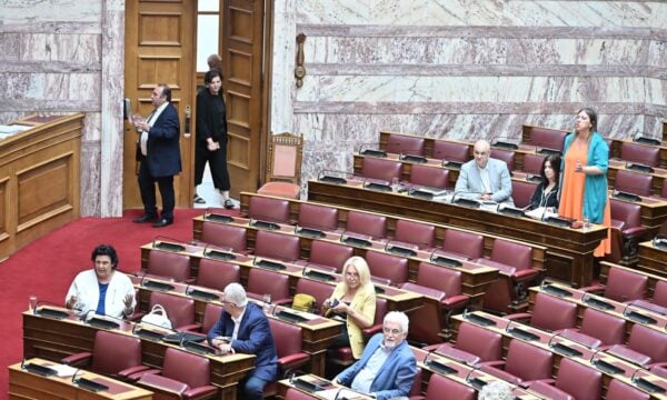 Στη Βουλή το νομοσχέδιο για τους δημόσιους υπαλλήλους: Οι νέοι κανόνες για την υπηρεσιακή εξέλιξη