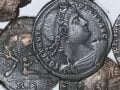 Γερμανία: Ερασιτέχνης ερευνητής εντόπισε μεγάλο ρωμαϊκό θησαυρό 934 ασημένιων νομισμάτων