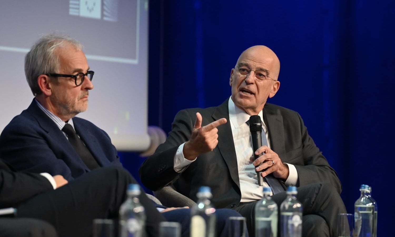 Δένδιας στις Βρυξέλλες: «Η Τουρκία συνιστά απειλή για την Ελλάδα» 5 Δένδιας στις Βρυξέλλες: «Η Τουρκία συνιστά απειλή για την Ελλάδα»