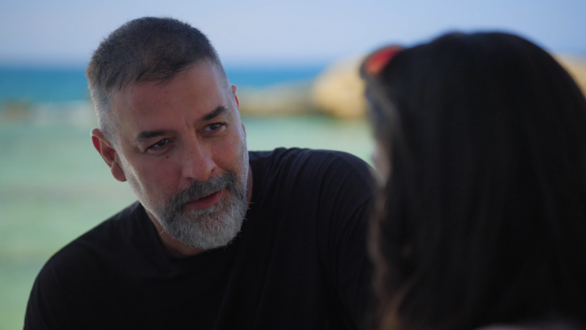 Δύο μαύρα πουκάμισα: Η Μαρκέλλα αναστατώνεται από την παρουσία του Μανούσου 1 Δύο μαύρα πουκάμισα: Η Μαρκέλλα αναστατώνεται από την παρουσία του Μανούσου