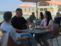Δύο μαύρα πουκάμισα: Η συνάντηση Μανούσου, Σήφη και Μαρκέλλας που αλλάζει τη ζωή τους