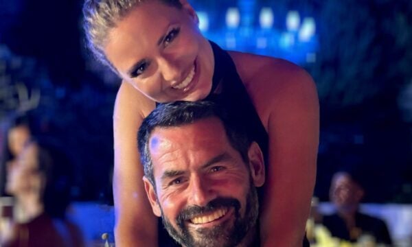 Ντόρα Μακρυγιάννη: Νέα σελίδα στην προσωπική της ζωή – Οι αγκαλιές με τον σύντροφό της στη Σχοινούσα