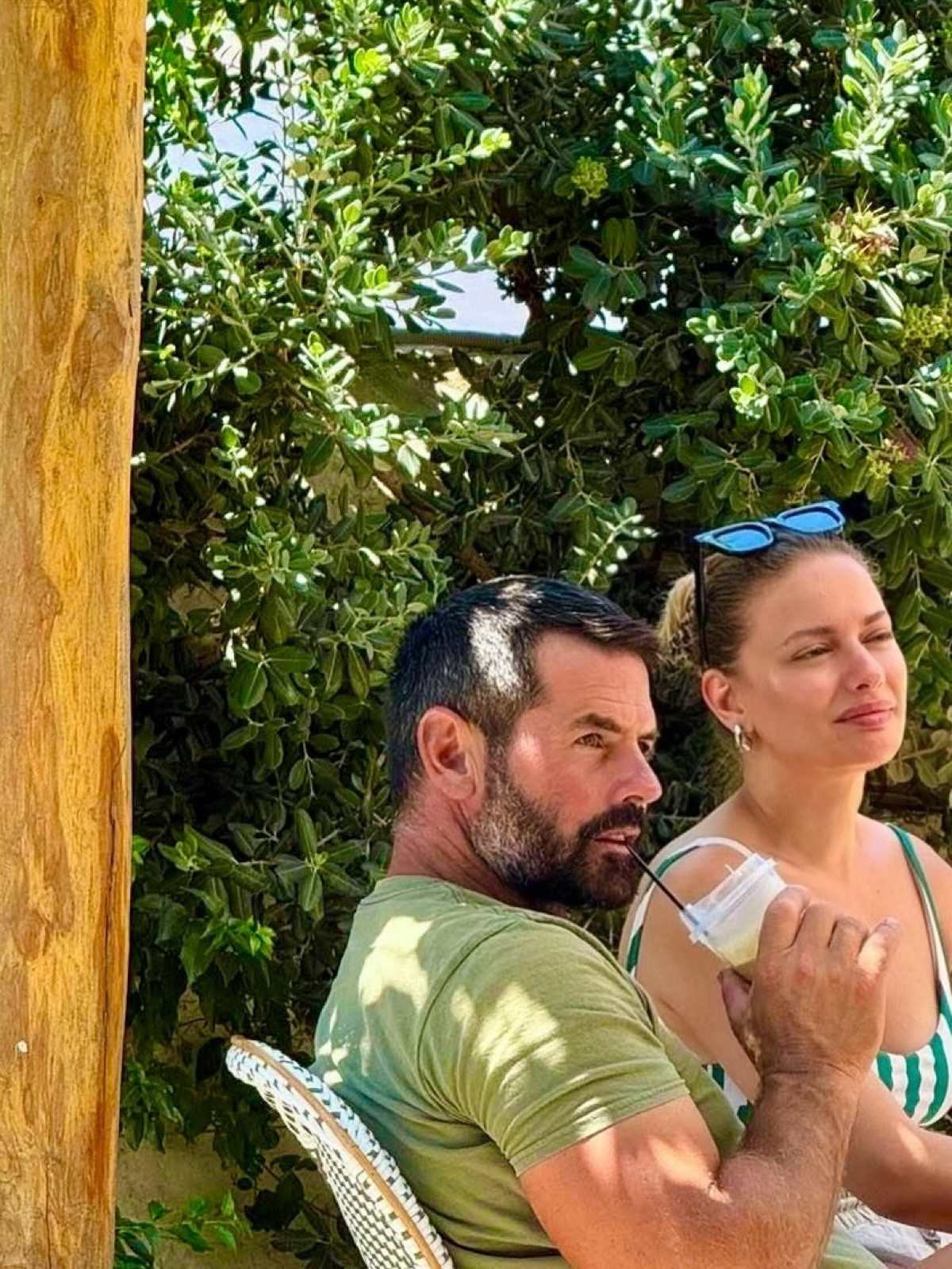 Ντόρα Μακρυγιάννη: Νέα σελίδα στην προσωπική της ζωή – Οι αγκαλιές με τον σύντροφό της στη Σχοινούσα 15 Η Ντόρα Μακρυγιάννη με τον σύντροφό της