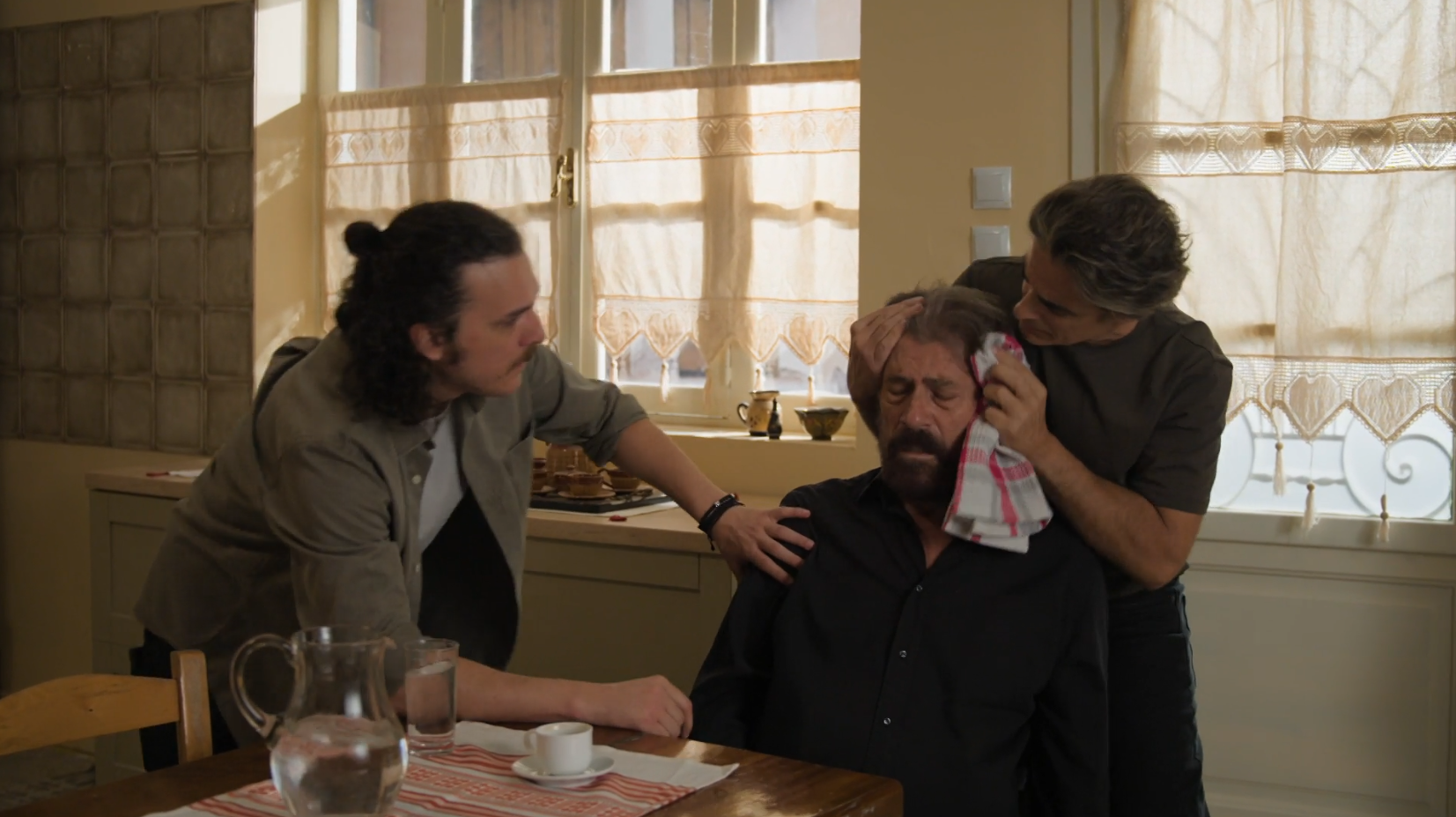 Δύο μαύρα πουκάμισα – επόμενα επεισόδια: Δεν κρύβεται ο έρωτας του Μανούσου για τη Μαρκέλλα 13 Δύο μαύρα πουκάμισα – επόμενα επεισόδια: Δεν κρύβεται ο έρωτας του Μανούσου για τη Μαρκέλλα