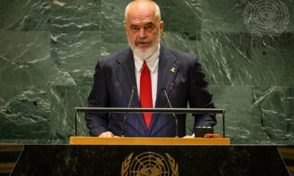 Νέα Υόρκη: Αυγά πέταξαν στον Έντι Ράμα – «Υστερικές κότες» η απάντηση του Αλβανού πρωθυπουργού – ΒΙΝΤΕΟ