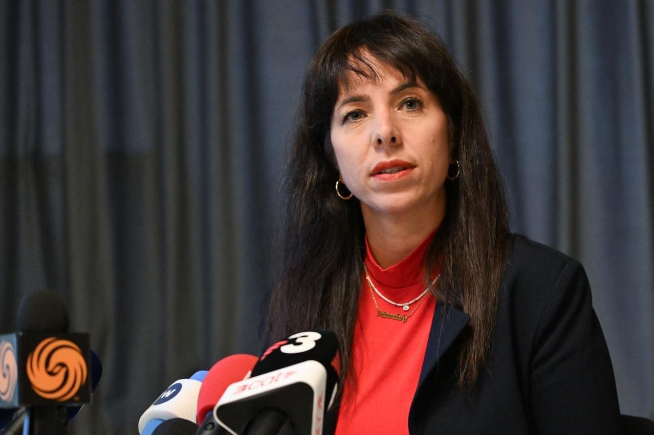 Ελίφ Εράλπ: Η κόρη Τούρκων πολιτικών προσφύγων που διεκδικεί το Βερολίνο – Γιατί τη συγκρίνουν με τον Μαμντάνι 9 Η Ελίφ Εράλπ, επικεφαλής του ψηφοδελτίου της Αριστεράς (Die Linke) στο Βερολίνο, κατά τη διάρκεια συνέντευξης Τύπου ενόψει των κρατιδιακών εκλογών, στις 11 Σεπτεμβρίου 2026. Φωτογραφία: AFP