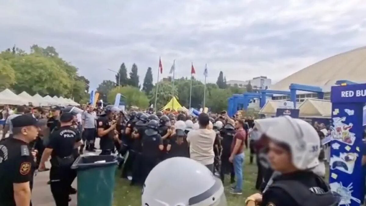 Τουρκία: 27 φοιτητές συνελήφθησαν μετά την αστυνομική έφοδο στο Πανεπιστήμιο Αιγαίου στη Σμύρνη – ΒΙΝΤΕΟ 1 Τουρκία: 27 φοιτητές συνελήφθησαν μετά την αστυνομική έφοδο στο Πανεπιστήμιο Αιγαίου στη Σμύρνη – ΒΙΝΤΕΟ