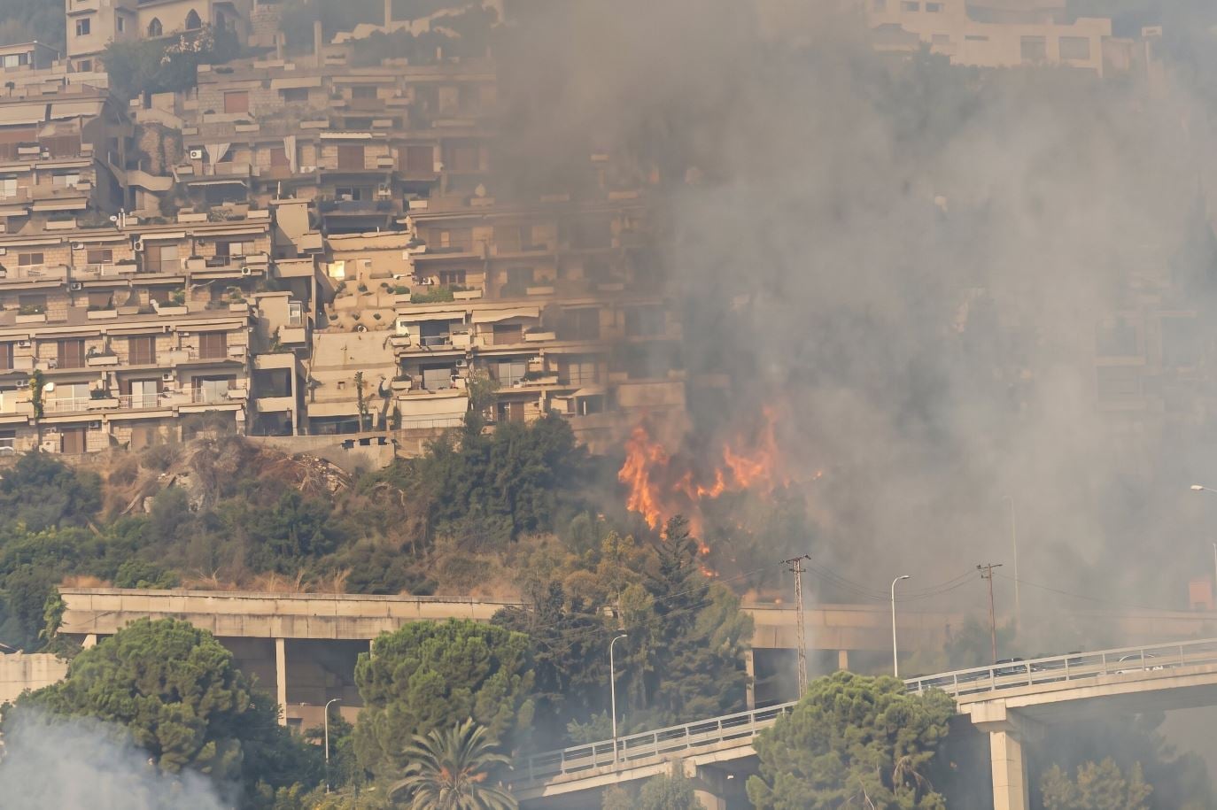 Σικελία: Μεγάλη φωτιά στην Ταορμίνα απειλεί σπίτια – «Η κατάσταση είναι πραγματικά τραγική»