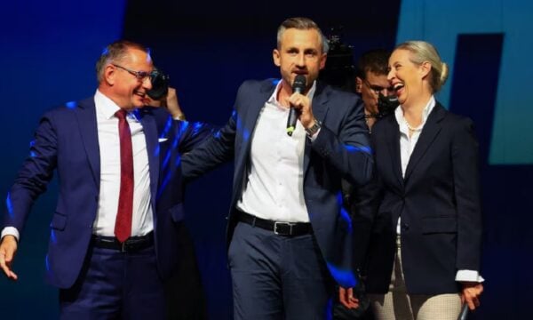 Politico: Ο Μασκ αποθεώνει το ακροδεξιό AfD, ο Τουσκ επικρίνει – «Ηλίθιοι ή προδότες όσοι πανηγυρίζουν»