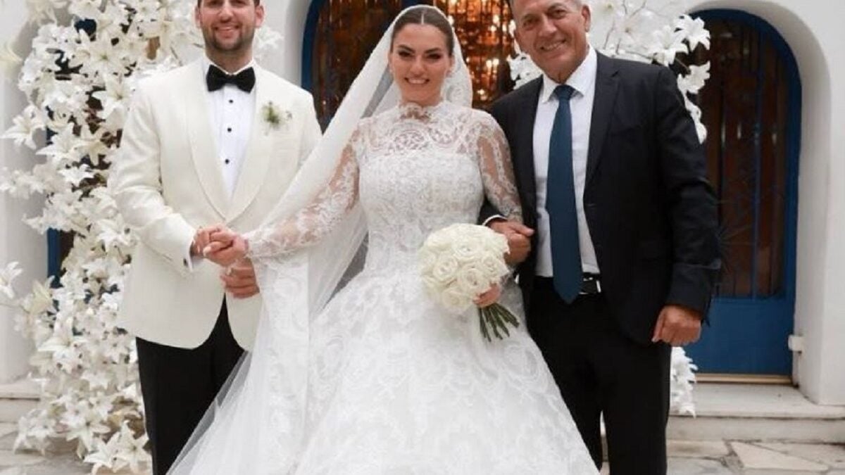 Γιάννης Βρούτσης: Η κόρη του Νίκη παντρεύτηκε στο Καβούρι τον Αναστάσιο Πολίτη – Δείτε φωτογραφίες από τον γάμο 1 Γιάννης Βρούτσης: Η κόρη του Νίκη παντρεύτηκε στο Καβούρι τον Αναστάσιο Πολίτη – Δείτε φωτογραφίες από τον γάμο