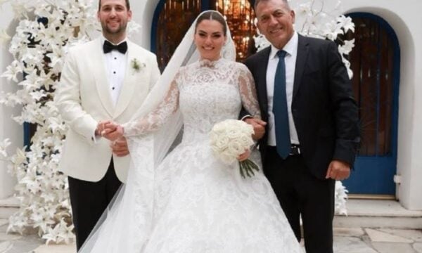 Γιάννης Βρούτσης: Η κόρη του Νίκη παντρεύτηκε στο Καβούρι τον Αναστάσιο Πολίτη – Δείτε φωτογραφίες από τον γάμο