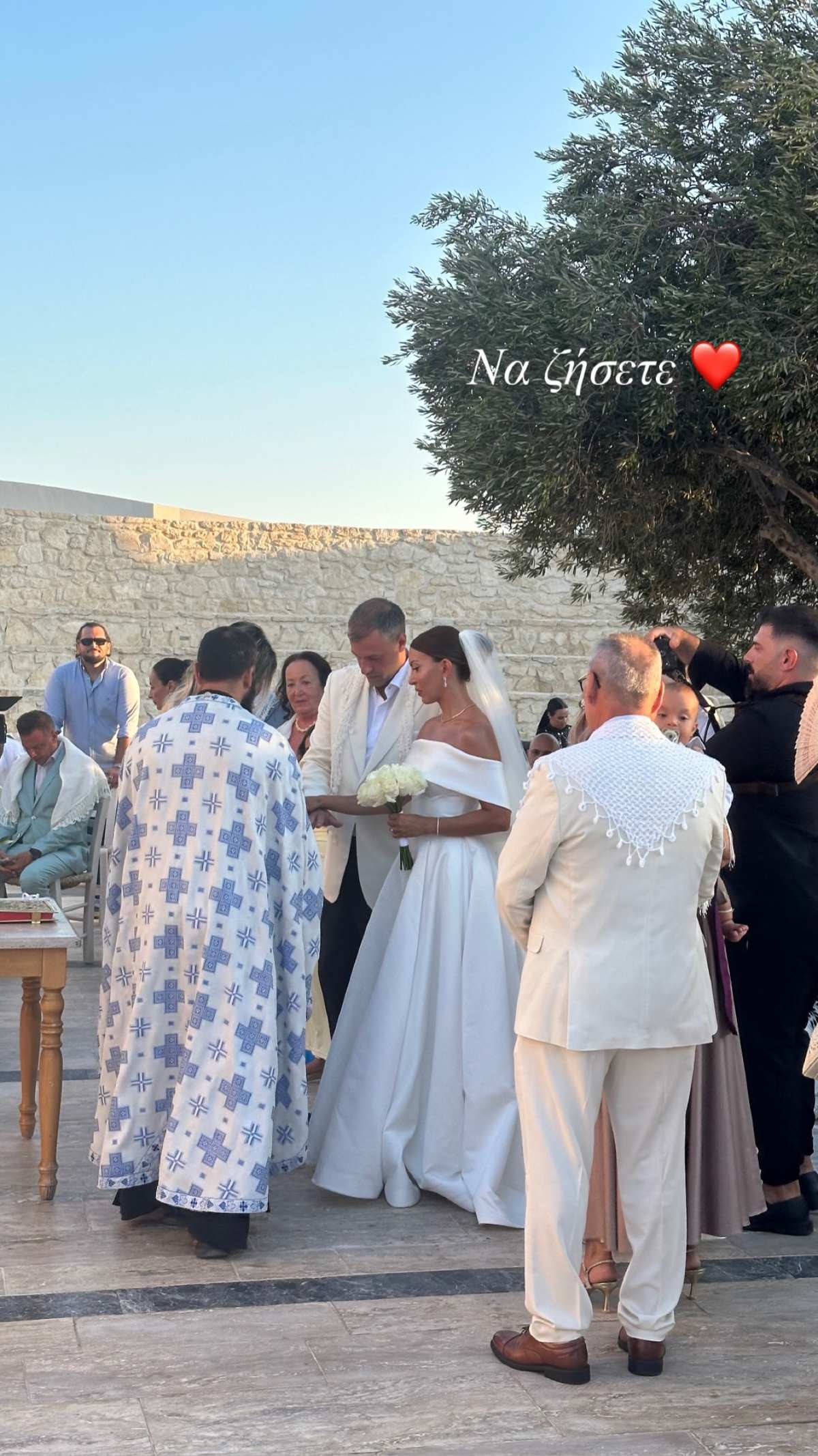 Παντρεύτηκε γνωστή τραγουδίστρια τον αγαπημένο της: Τους άδειασαν ρύζι στο κεφάλι (Φωτογραφίες & Βίντεο) 13 Παντρεύτηκε η Μαρία Κορέλλι