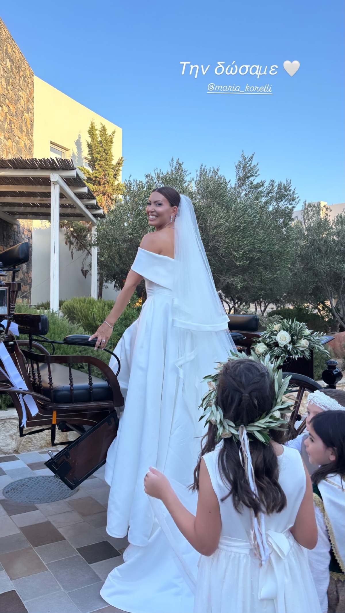 Παντρεύτηκε γνωστή τραγουδίστρια τον αγαπημένο της: Τους άδειασαν ρύζι στο κεφάλι (Φωτογραφίες & Βίντεο) 12 Παντρεύτηκε η Μαρία Κορέλλι