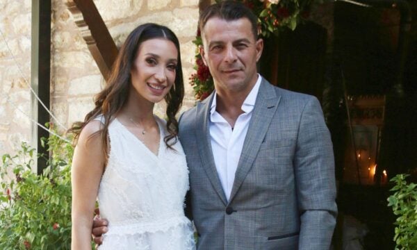 Γιώργος Αγγελόπουλος – Δήμητρα Βαμβακούση: Το εντυπωσιακό μπουκέτο για τα τρία χρόνια γάμου και τα βίντεο από την τελετή