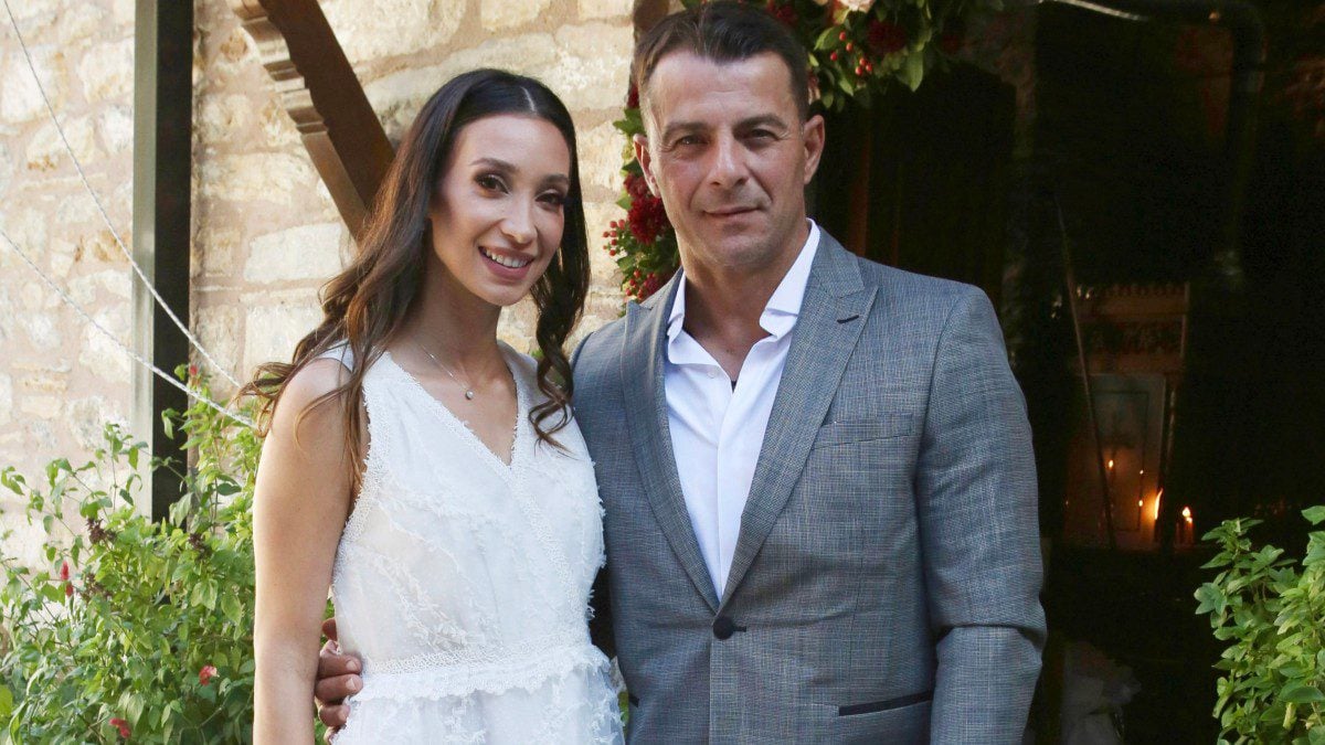 Γιώργος Αγγελόπουλος – Δήμητρα Βαμβακούση: Το εντυπωσιακό μπουκέτο για τα τρία χρόνια γάμου και τα βίντεο από την τελετή 1 Γιώργος Αγγελόπουλος – Δήμητρα Βαμβακούση: Το εντυπωσιακό μπουκέτο για τα τρία χρόνια γάμου και τα βίντεο από την τελετή