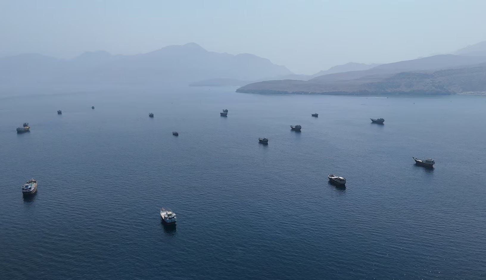 Επίθεση σε δύο δεξαμενόπλοια με σαουδαραβικό πετρέλαιο στα Στενά του Ορμούζ: Χτυπήθηκαν με διαφορά λίγων λεπτών