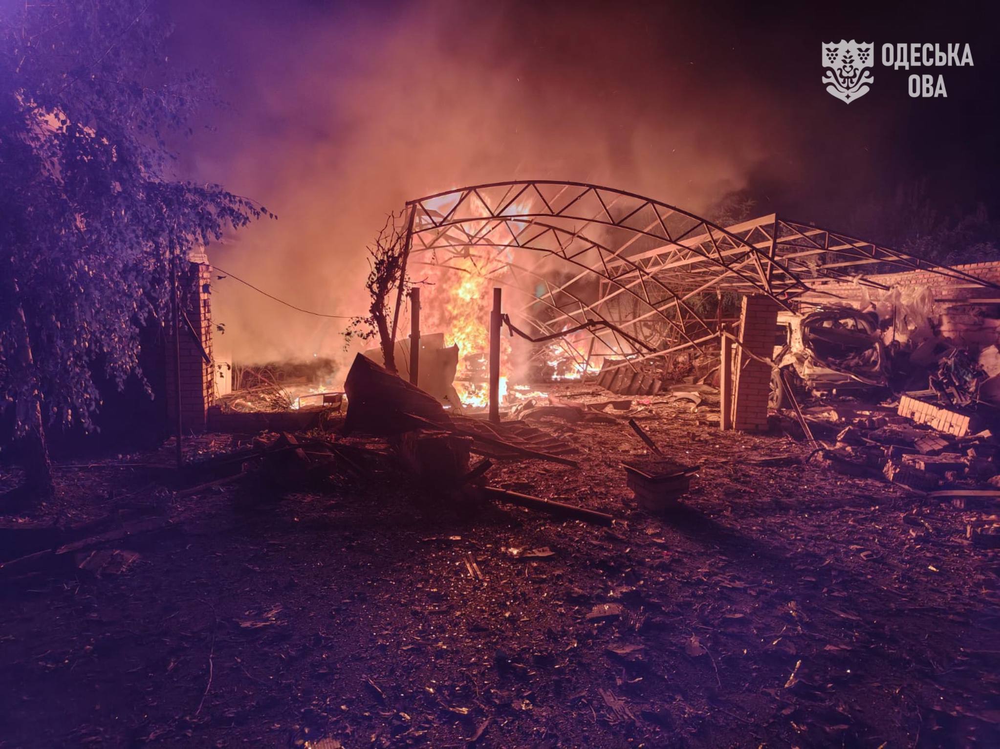 Φλόγες και εκτεταμένες καταστροφές μετά από ρωσική επίθεση με drone σε κατοικία στην περιφέρεια της Οδησσού. Πηγή: Στρατιωτική Διοίκηση Περιφέρειας Οδησσού