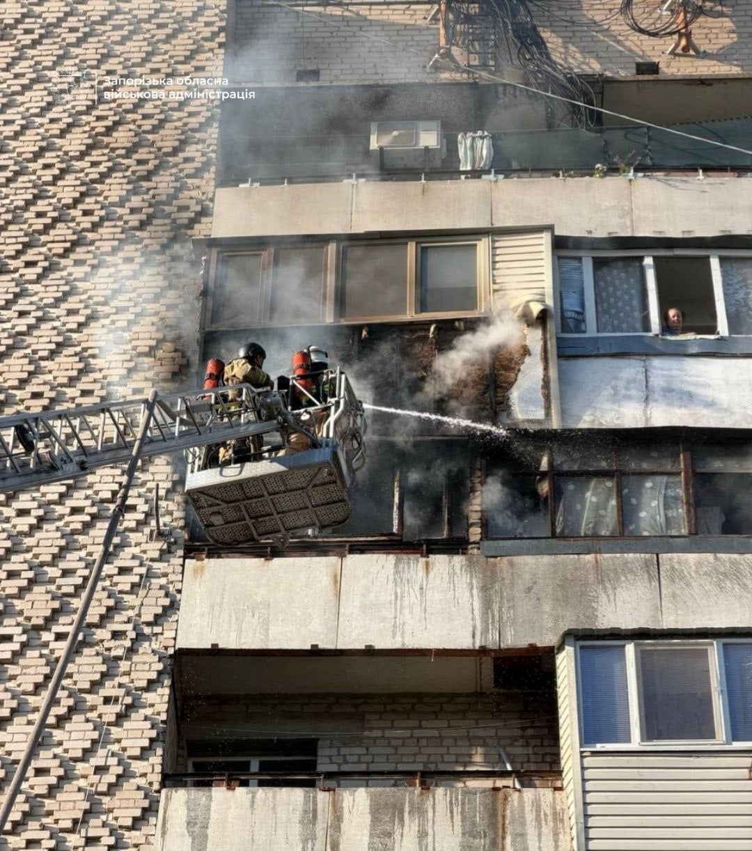 Ρωσικό σφυροκόπημα στην Ουκρανία: Τουλάχιστον 13 νεκροί και 75 τραυματίες από πλήγματα με drones και πυραύλους 19 Πυροσβέστες επιχειρούν σε πολυκατοικία στη Ζαπορίζια μετά από ρωσικό πλήγμα με drone, στις 9 Σεπτεμβρίου 2026. Από την επίθεση τραυματίστηκε ένας 39χρονος άνδρας, ενώ ξέσπασε φωτιά σε διαμέρισμα του 7ου ορόφου. Φωτογραφία: Περιφερειακή Στρατιωτική Διοίκηση Ζαπορίζια / Telegram