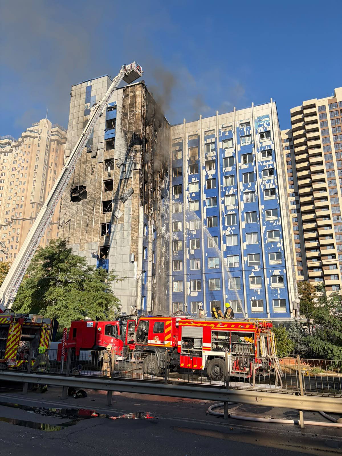 Ουκρανία: 11 νεκροί και πάνω από 60 τραυματίες από ρωσικά πλήγματα στην Οδησσό, δεύτερη επίθεση ενώ επιχειρούσαν διασώστες 18 Πυροσβέστες επιχειρούν σε διοικητικό κτίριο στο κέντρο της Οδησσού, η πρόσοψη του οποίου έχει υποστεί εκτεταμένες καταστροφές από τα ρωσικά πλήγματα. Πηγή: Όλεχ Κίπερ / Telegram