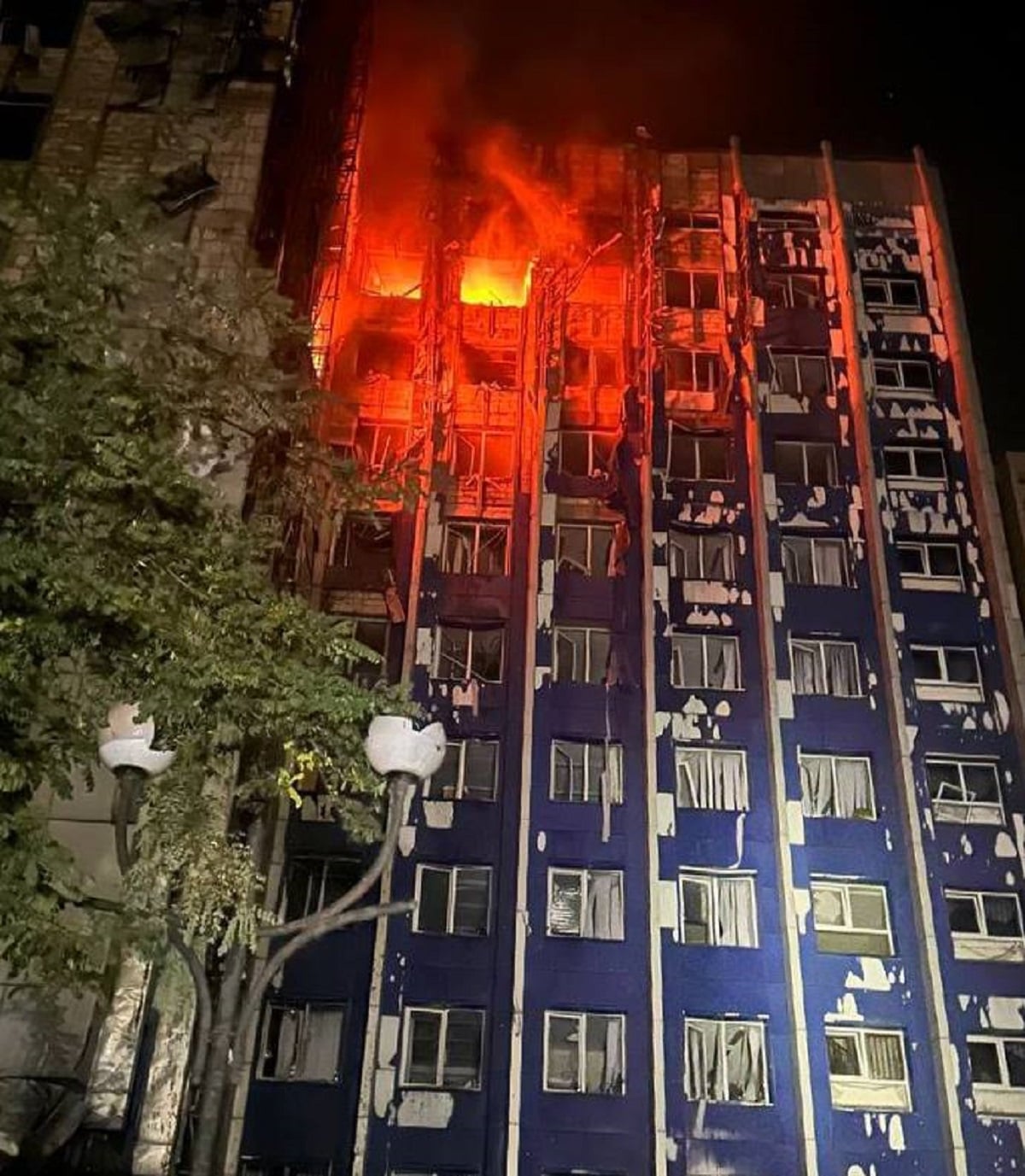 Ουκρανία: 11 νεκροί και πάνω από 60 τραυματίες από ρωσικά πλήγματα στην Οδησσό, δεύτερη επίθεση ενώ επιχειρούσαν διασώστες 19 Φλόγες ξεπηδούν από τους ανώτερους ορόφους διοικητικού κτιρίου στην Οδησσό, κατά τη διάρκεια της νύχτας. Σύμφωνα με τον περιφερειάρχη Όλεχ Κίπερ, το κτίριο δέχθηκε νέο ρωσικό πλήγμα, ενώ από τις επιθέσεις στην περιοχή τραυματίστηκαν 11 άνθρωποι. Πηγή: Όλεχ Κίπερ / Telegram