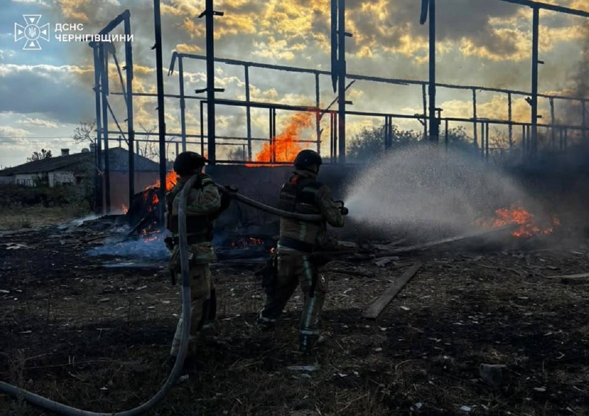 Ουκρανία: Τουλάχιστον έξι νεκροί, δεκάδες τραυματίες και 13χρονος με βαριά εγκαύματα από τα ρωσικά πλήγματα τη νύχτα 36 Πυροσβέστες επιχειρούν σε αγροτική επιχείρηση στη Σεμενίβκα, στην περιφέρεια Τσερνίχιβ, μετά από ρωσικό πλήγμα. Πηγή: Βιατσεσλάβ Τσάους / Telegram