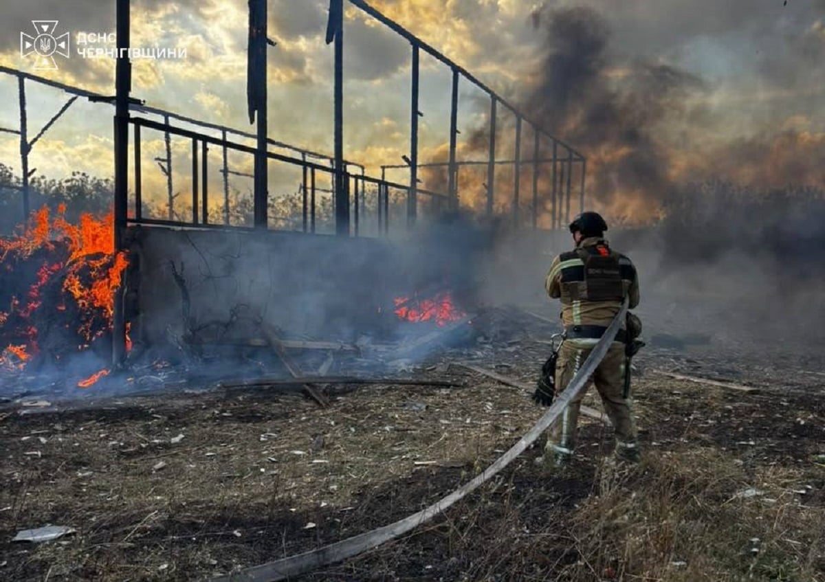 Ουκρανία: Τουλάχιστον έξι νεκροί, δεκάδες τραυματίες και 13χρονος με βαριά εγκαύματα από τα ρωσικά πλήγματα τη νύχτα 37 Φλόγες και πυκνοί καπνοί σε εγκαταστάσεις αγροτικής επιχείρησης στη Σεμενίβκα έπειτα από ρωσική επίθεση. Πηγή: Βιατσεσλάβ Τσάους / Telegram