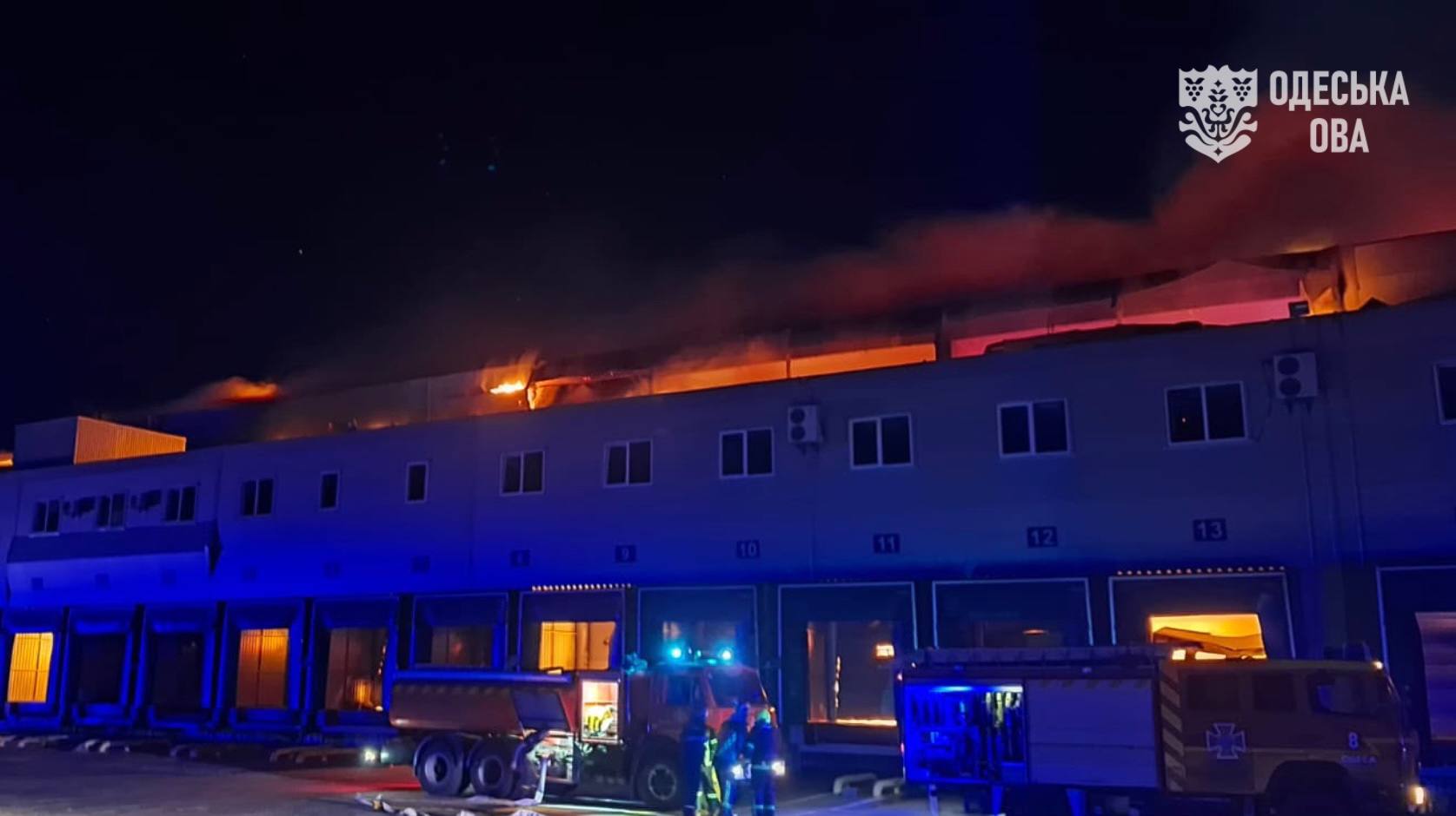 Ουκρανία: Τουλάχιστον έξι νεκροί, δεκάδες τραυματίες και 13χρονος με βαριά εγκαύματα από τα ρωσικά πλήγματα τη νύχτα 35 Φωτιά σε εγκαταστάσεις αποθηκών στην περιφέρεια της Οδησσού έπειτα από ρωσική επίθεση, με πυροσβεστικά οχήματα στο σημείο. Πηγή: Όλεχ Κίπερ / Telegram